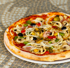 pizza mit champignons,schinken,oliven
