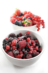 Gefrorene Beeren und frische Beeren