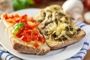 Crostinis with pepper and mushrooms