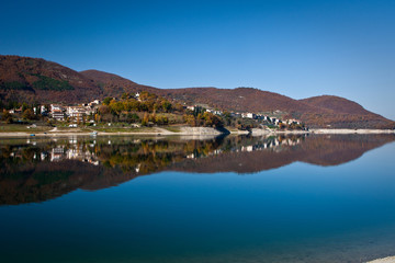 Fototapeta na wymiar Widok Colle di Tora i jeziora Turano, Lazio - Włochy