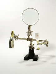 le bonhomme loupe proposant un verre