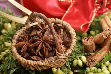 Weihnachtsmotiv mit Sternanis im Körbchen © Szakaly