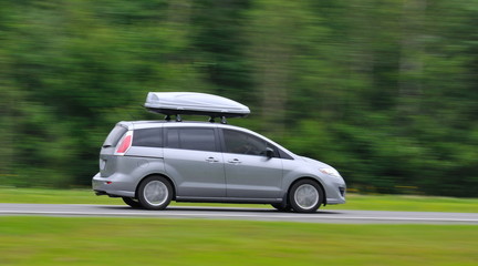 Voiture en déplacement.