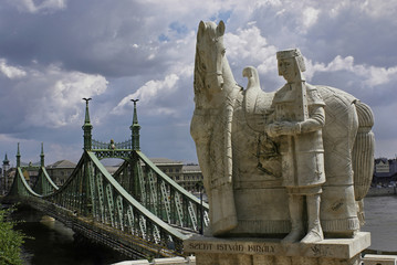 Statue de saint gellert et du pont de l'independance