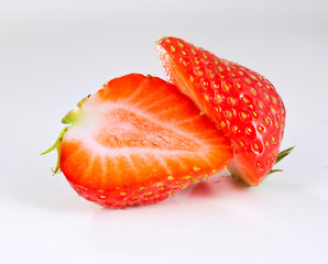 fraise, mara des bois coupée en deux