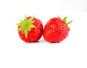 deux belles fraises rouge sur fond blanc