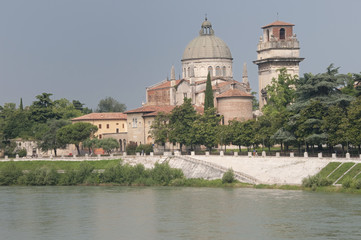 Fototapeta na wymiar Panorama nad Adige w Weronie