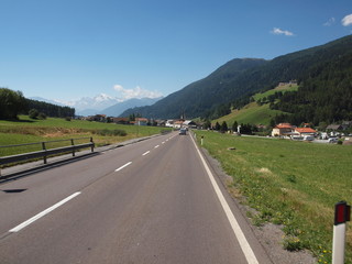 Stra&szlig;e mit Bergpanorama