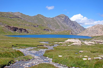 Fototapeta na wymiar Le Lac Foréant, dans le Queyras