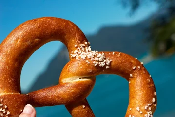 Fotobehang pretzel in the hand © iMate