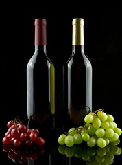 Fototapeta premium Red and white wine and grapes