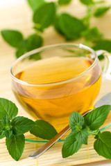 Glas Tee mit Pfefferminze