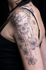 Oberarm Totenkopf Tattoo