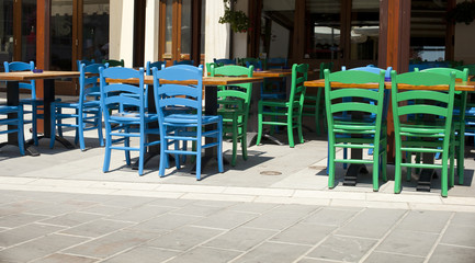 Sedie colorate in un bar