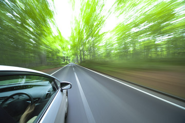 Fototapeta na wymiar jazdy samochodem szybko do lasu.