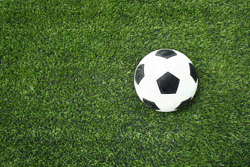 Fototapeta na wymiar Piłka nożna na zielonej trawie