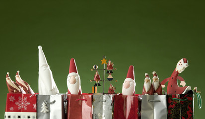 Weihnachtsmänner in Tüten