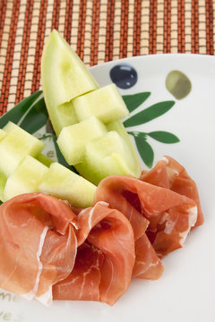 Luftgetockneter italienischer Schinken mit Melone