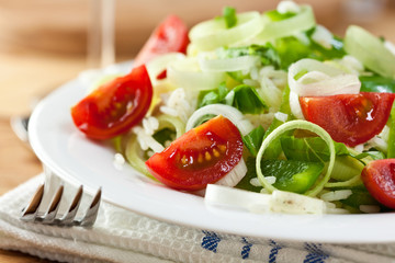 Rice salad with tomatoes, pepper and herbs