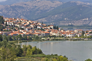 Fototapeta na wymiar Kastoria tradycyjne stare miasto nad jeziorem w Grecji