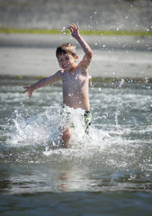 Fototapeta premium boy running into ocean