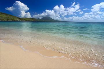 Secluded beach on the Caribbean island of Saint Kitts © Wirepec