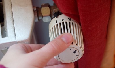 Hand am Heizungsregler