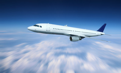 Fototapeta na wymiar Samolot nad chmurami z rozmycie tła
