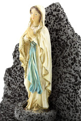 statuette de la Vierge, grotte de basalte, fond blanc