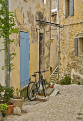 Fototapeta na wymiar Ruelle médiévale en Provence à Dieulefit