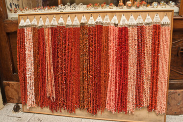 espositore di collane di corallo © The Factory