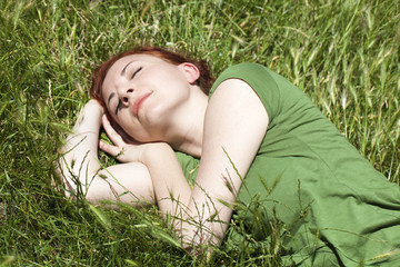jeune fille femme au repos sur de l'herbe