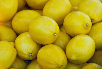 Świeże cytryny na targowisku