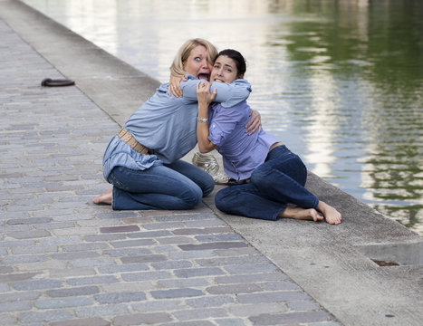 deux jeunes femmes effray&eacute;es