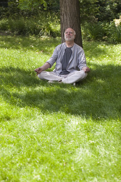 homme &acirc;g&eacute; possition yoga repos
