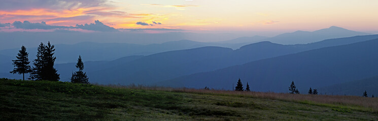Fototapeta Letni wschód słońca w górach obraz