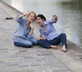 deux amis fessant signe © STUDIO GRAND WEB
