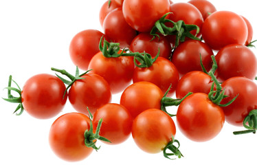 des tomates cerises sur fond blanc