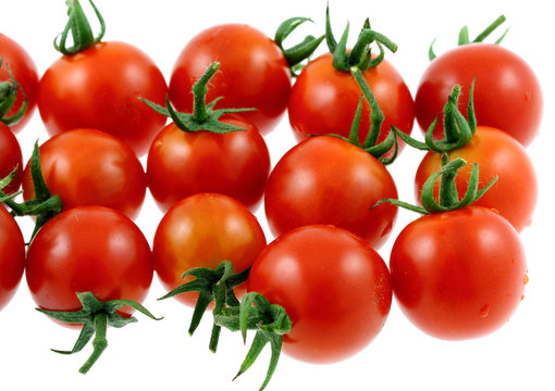 tomates cerises sur fond blanc