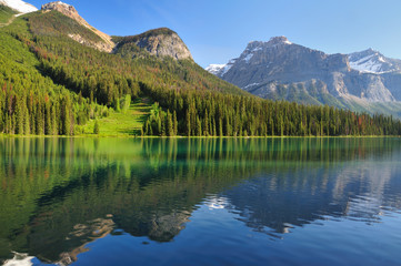 Fototapeta na wymiar Emerald Lake - Mountain Reflections