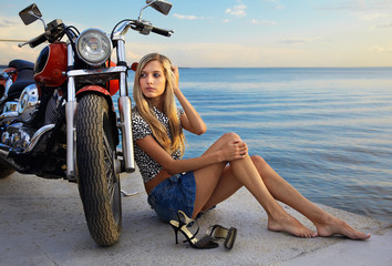 Fototapeta na wymiar Blondynka i czerwony motocykl