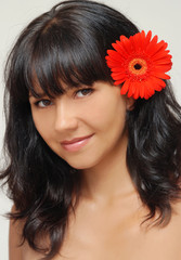 Naklejka premium Young beautiful woman with flower