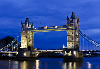 Fototapeta na wymiar London's Tower Bridge at twilight