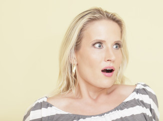 Naklejka premium Woman with a shocked facial expression