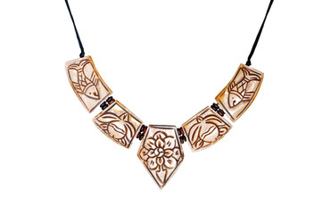 Collier en os et symboles