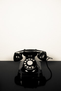 Teléfono antiguo sobre fondo blanco y negro con copy-space