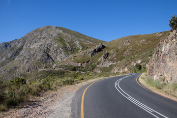 Bergstraße in Afrika, blauer Himmel inklusive