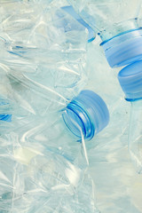 bouteilles plastiques compactées à recycler