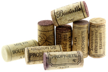 bouchons de liège pour bouteilles de vin, fond blanc