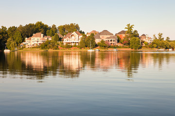 Fototapeta na wymiar lake and house on sunset